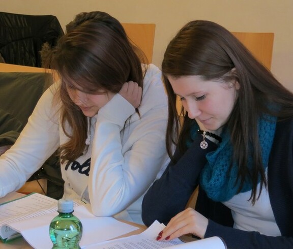 Schülerinnen beim Lesen