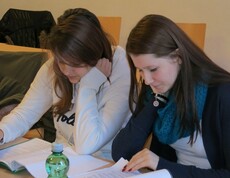 Schülerinnen beim Lesen
