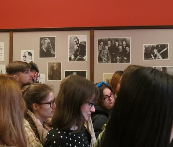 Gruppe im Museum