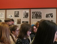 Gruppe im Museum