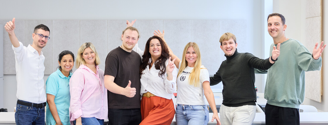 Eine Gruppe von Schüler*innen der ABZ Seegasse steht vor Schulbänken
