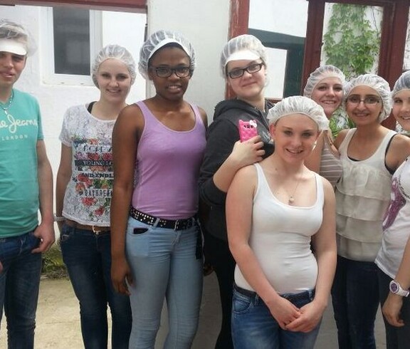 Schüler mit Haarnetz