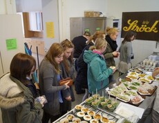 Schülerinnen beim Buffet