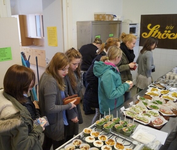 Schülerinnen beim Buffet