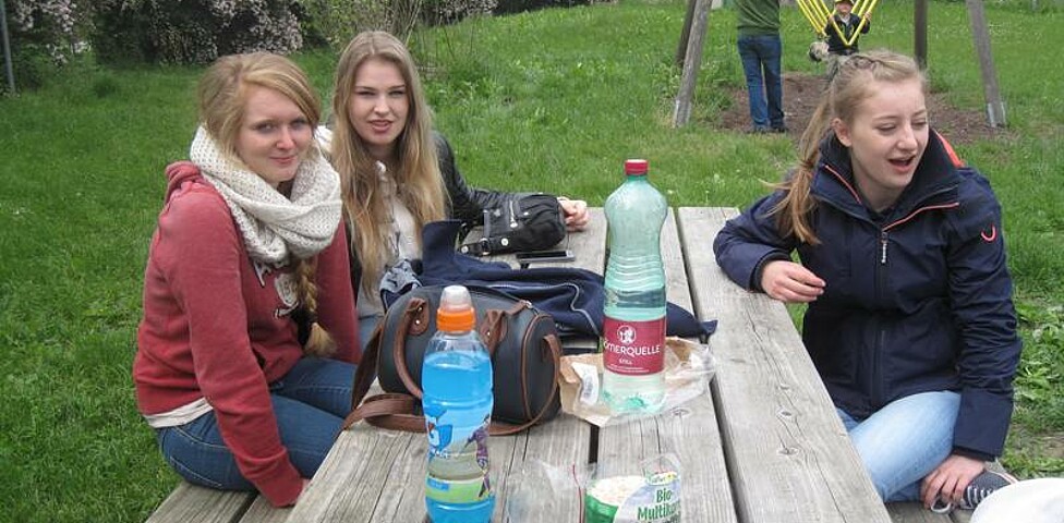 Schülerinnen bei einem Picknicktisch
