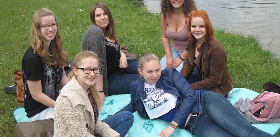 Schülerinnen beim Picknick