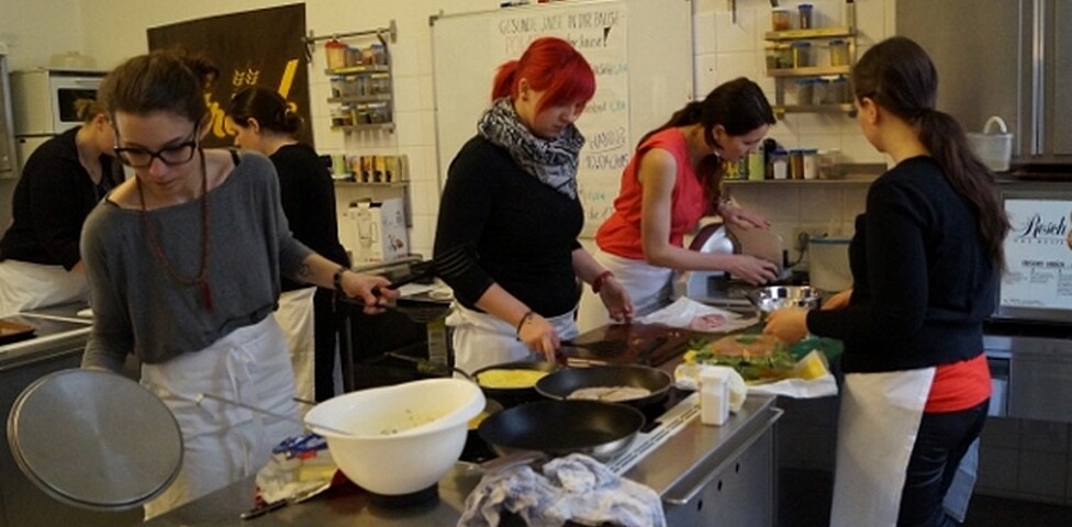Schülerinnen in der Küche